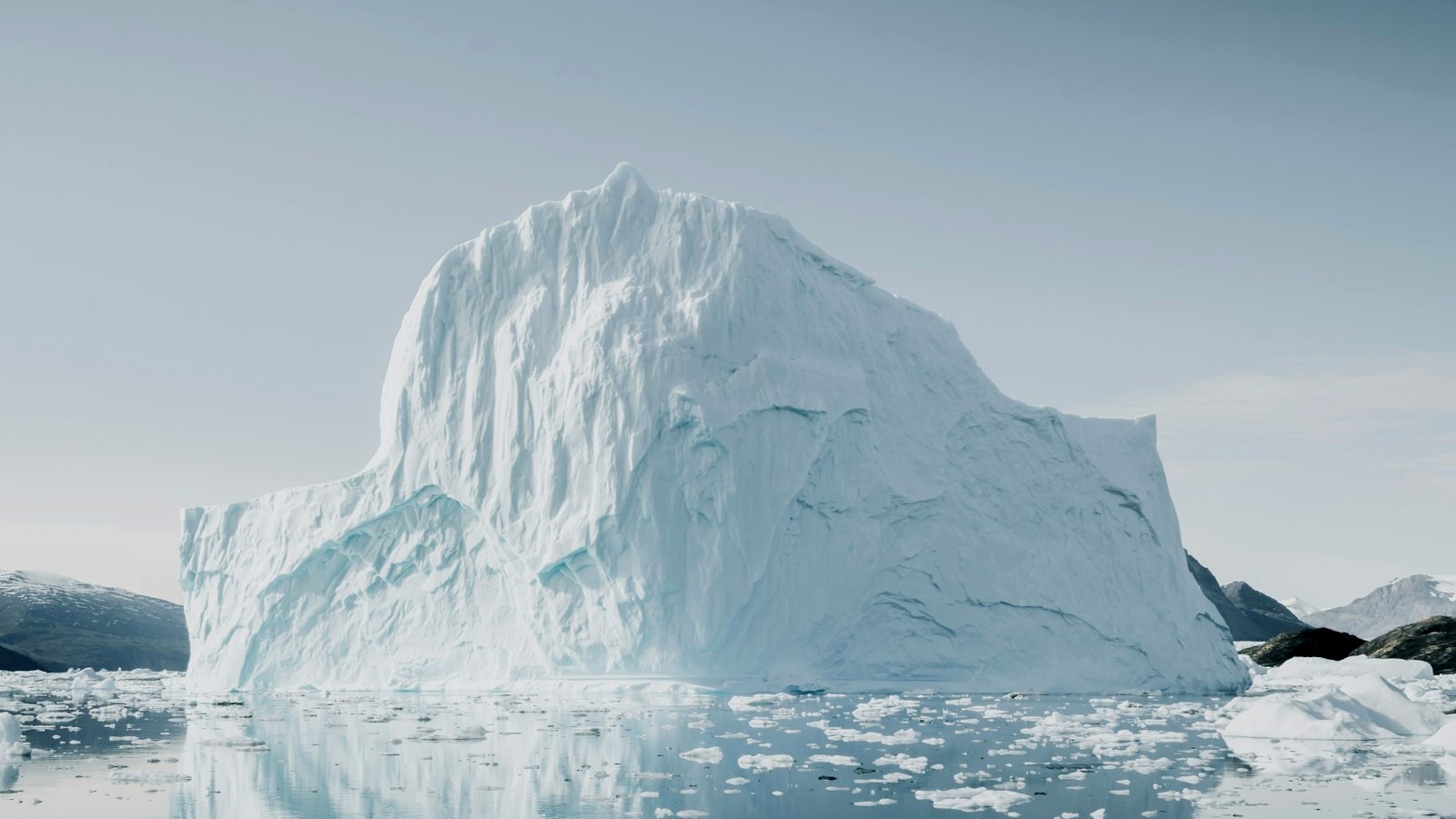 Iceberg réel, partie émergée au-dessus du niveau d’eau
